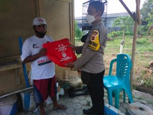 Polsek Indramayu Bagikan Daging Kurban di Kelurahan Margadadi
