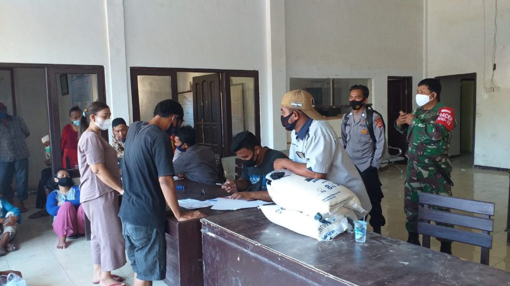 Polsek Arahan Laksanakan Pengamanan Prokes Saat Penyaluran Bansos BLT