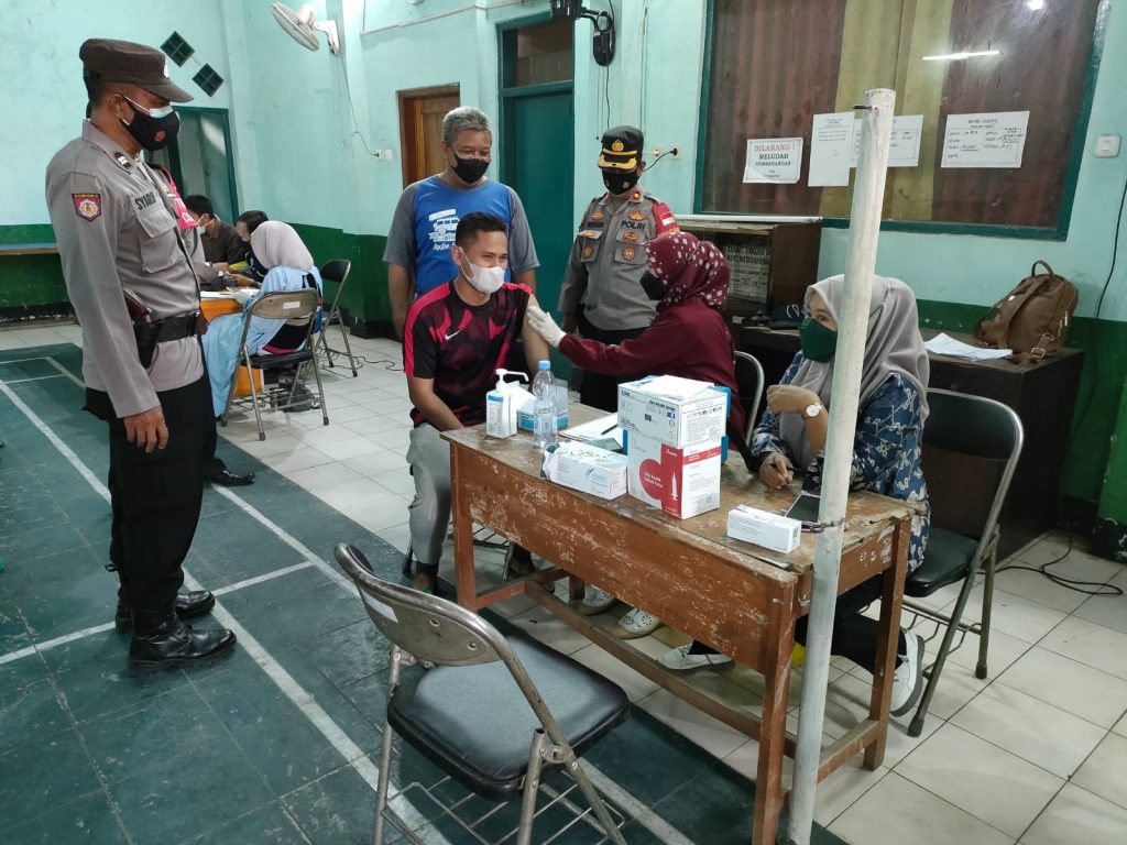 Pelaksanaan Vaksinasi Oleh Puskesmas Didampingi Polsek Sukagumiwang Berjalan Lancar