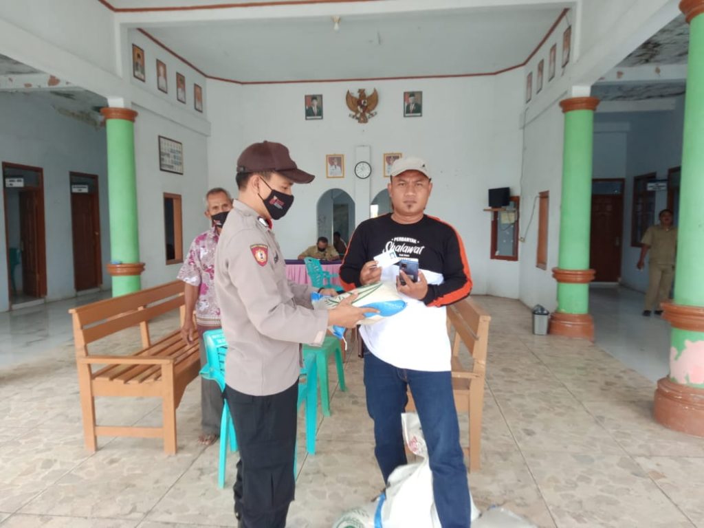 Bantuan Sosial Kementerian MARVES dilaksanakan Polsek Balongan Berjalan Lancar