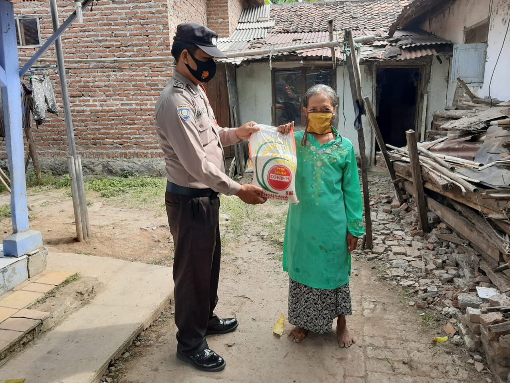 Polsek Sliyeg Bagikan Bansos Setpres RI Berjalan Lancar