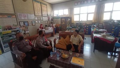 Polsek Sliyeg Sidak SDN 2 Sleman Lor Dalam Rangka Penerapan Pendisiplinan Prokes