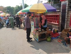 Pengawasan Protokol Kesehatan Dilaksanakan Kepolisian Sektor Balongan di Pasar Tumpah