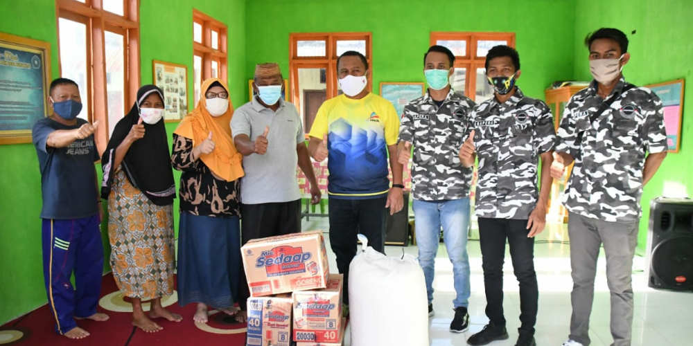 Hari Kedua, Ridwan Yasin Salurkan Bantuan Pribadi Bagi Korban Banjir di Sumalata Timur