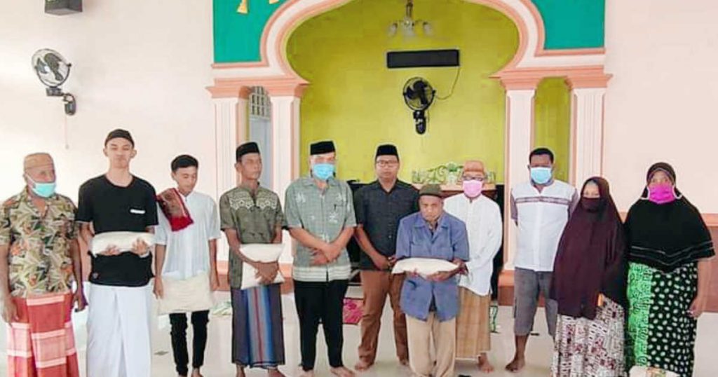 Remaja Masjid Darussalam Molosipat W Tebar Kebaikan, 155 Kg Beras Diserahkan Ke Kaum Dhuafa