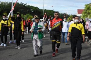 Jalan Sehat Warnai Peringatan HUT-RI ke 76 di Gorontalo Utara