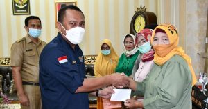 Ketua KORPRI Gorut Serahkan Santunan Bagi Pensiunan ASN