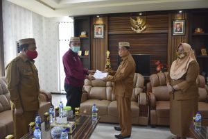 Anas Jusuf Serahkan SK Plt Kades Dulupi ke Herman Laima, Camat Dulupi