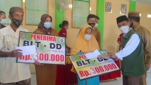 Bupati Nelson Pomalingo Salurkan Cadangan Beras Kepada Warga Kecamatan Tabongo