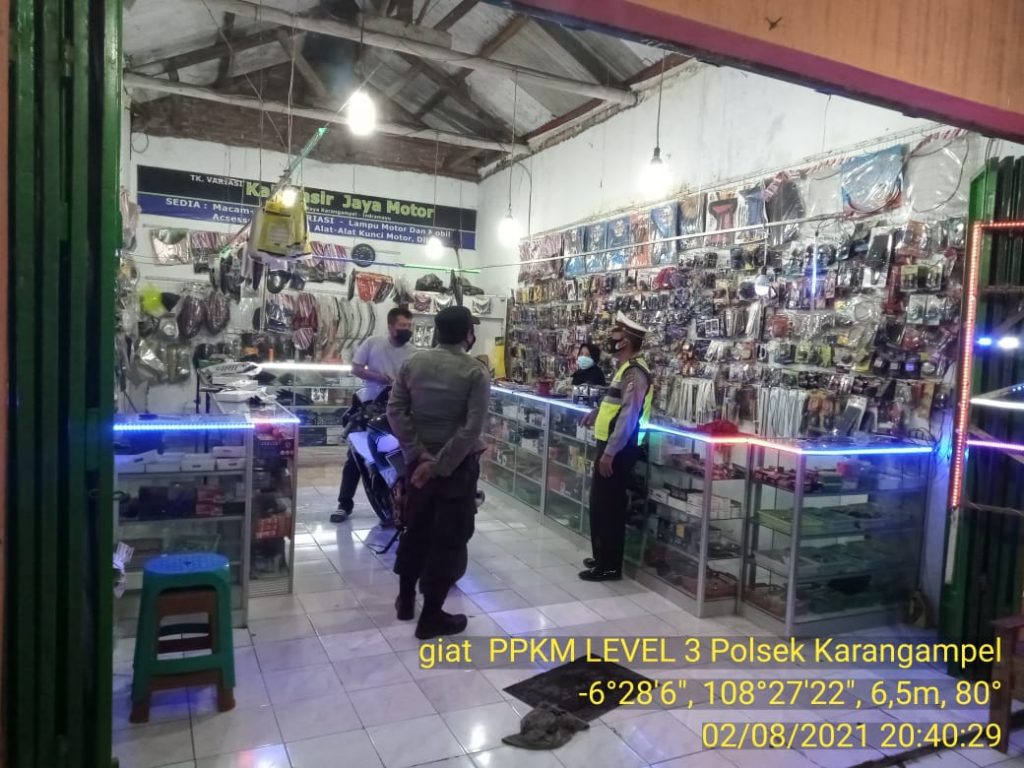 Polsek Karangampel Berikan Edukasi Pemahaman Soal Prokes Kepada Masyarakat Agar Menekan Penyebaran Virus Covid-19