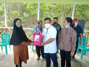 Wakil Bupati Gorontalo dan Anggota DPD RI Dewi Sartika Hemeto Bagikan Bahan Pangan Kepada Warga Hamil
