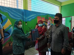 Ketua PKK Asahan Serahkan Bantuan kepada Anak Yatim dan Orang Tua Jompo