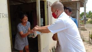PAC PDI Perjuangan Kabupaten Boalemo Bagikan Masker dan Bahan Pangan dari Pintu ke Pintu