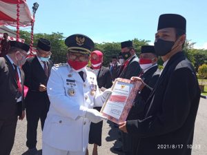 Bupati Indra Yasin Beri Penghargaan Kepada Komponen Gorontalo Utara yang Perkokoh Persatuan
