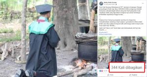 Viral! Foto Wisudawan Berlutut di Depan Penyulingan Cap Tikus, Netizen: Dia Bangga Bisa Kuliah Karena Cap Tikus