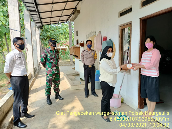 Pengecakan dan Pemberian Obat Bagi Masyarakat Yang Menjalani ISOMAN dilaksanakan Polsek Haurgeulis Bersama Tim Satgas Lainnya
