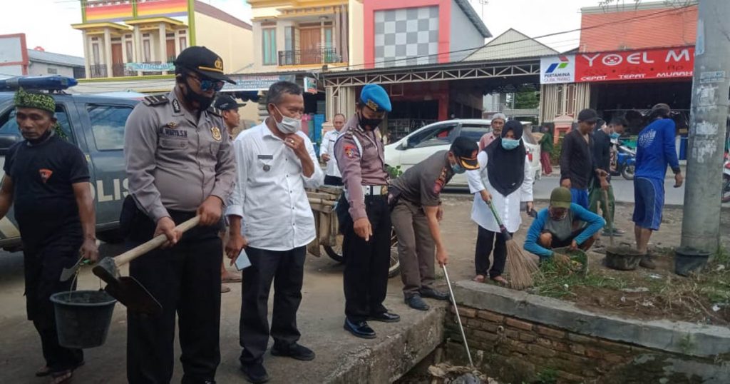 Tingkat Kecamatan Lohbener Lakukan Operasi Bersih di Wilayahnya